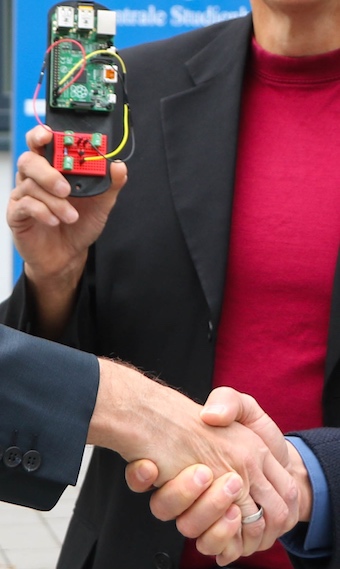 Handschlag Schulkooperation Raspberry Pi
